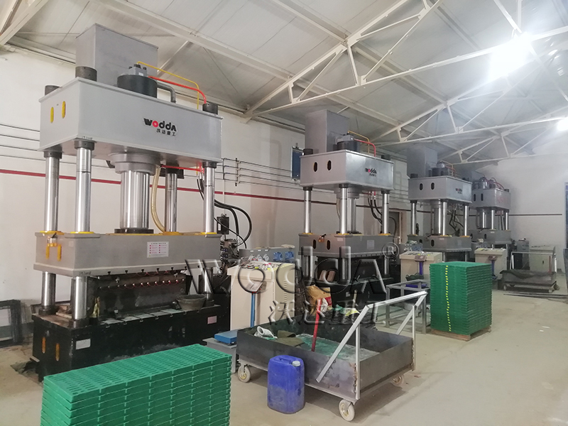 復(fù)合漏糞板液壓機(jī) 復(fù)合漏糞板液壓機(jī)