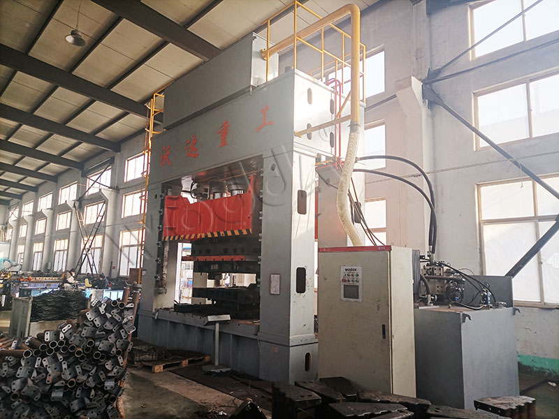 800噸框架式液壓機(jī) 800噸框架式液壓機(jī)